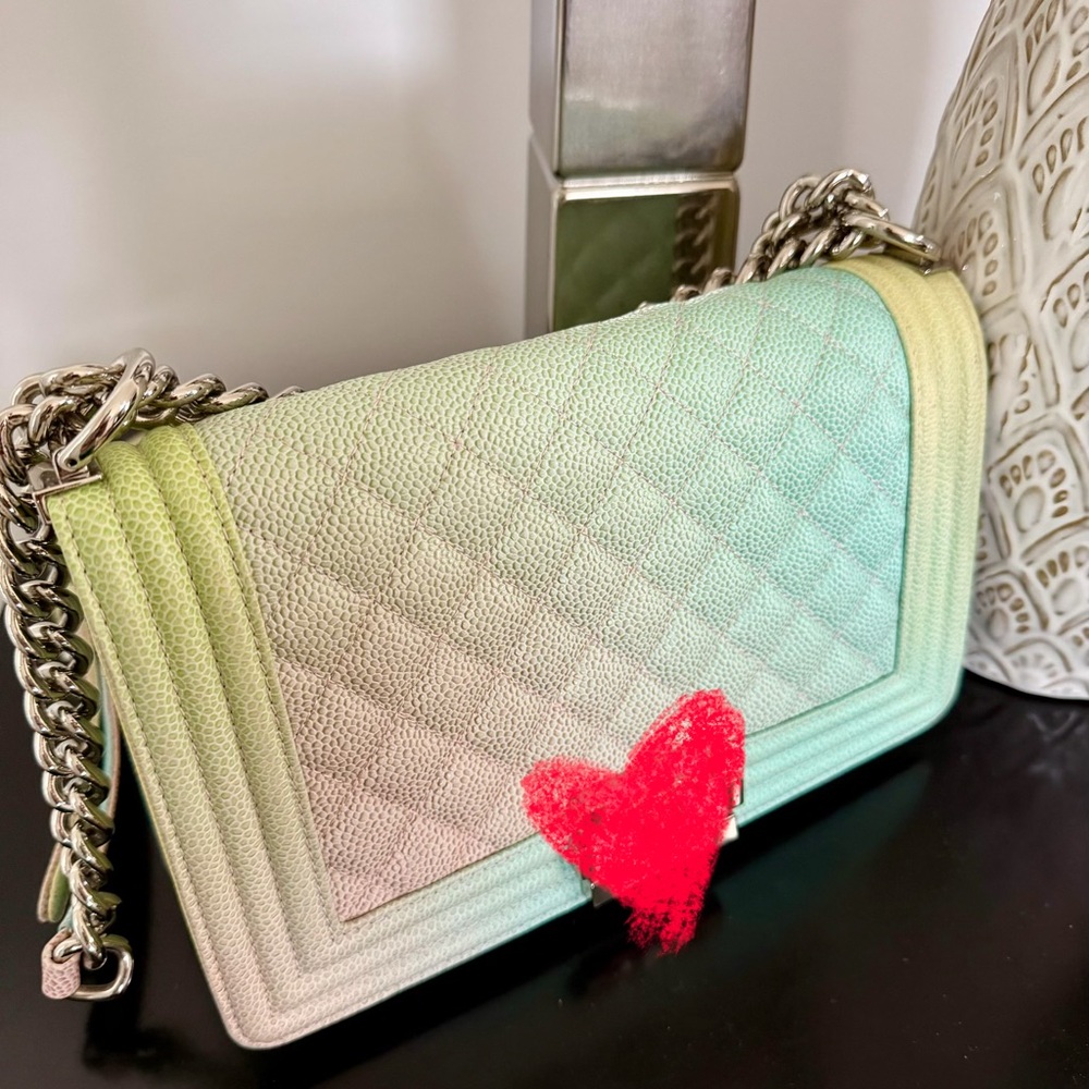 Elegant Quilted Shoulder Bag in Green and Cream